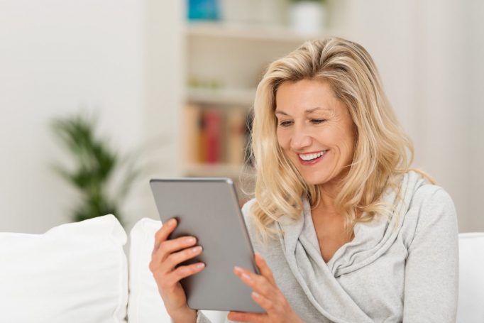 donna legge ebook sulla menopausa