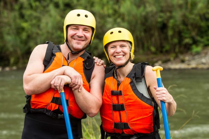 coppia avventurosa fa rafting