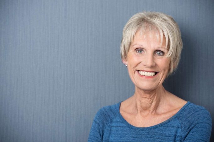 donna sorridente senior menopausa