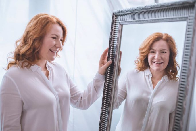 donna in menopausa allo specchio