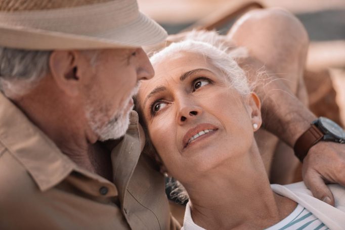 coppia senior e desiderio intimo