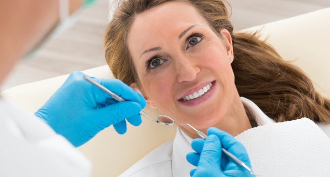 Denti e menopausa: quali sono i problemi ricorrenti e le buone regole per un sorriso sano '