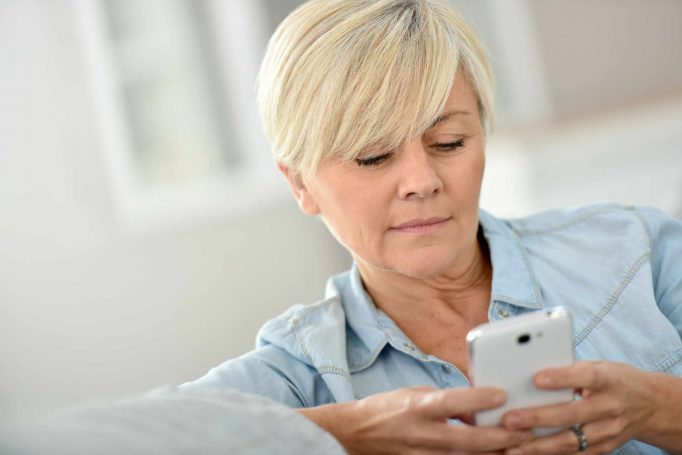 donna postmenopausa cerca su internet